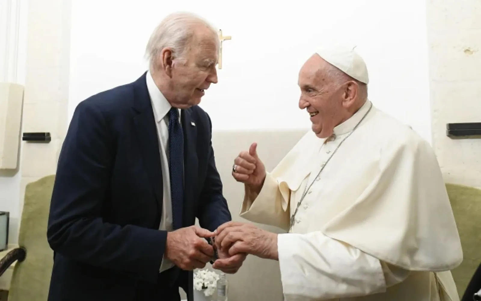 Biden vai se reunir com o papa Francisco em janeiro para discutir paz