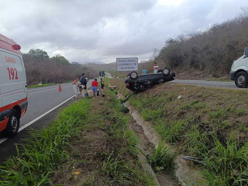 Carro com cinco ocupantes capota na BR-230, próximo a Galante; vítimas estão fora de risco