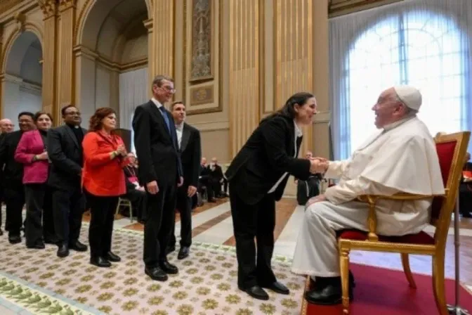 Há coisas que só as mulheres intuem e a teologia precisa da sua contribuição, diz papa Francisco