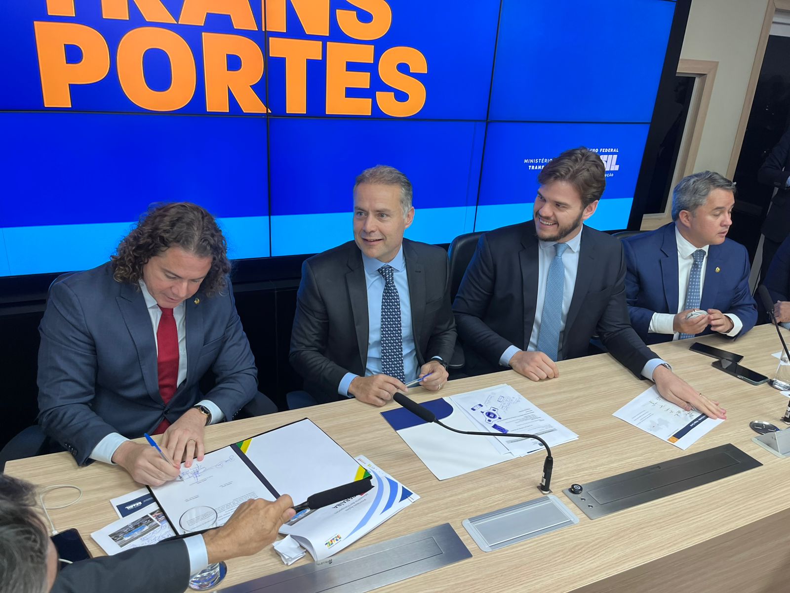 Ministro garante a Veneziano R$ 100 milhões para adequação da malha ferroviária do VLT de CG