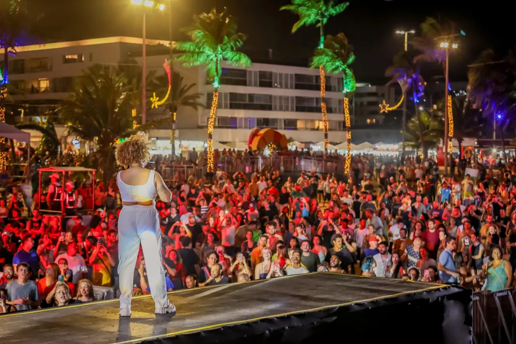 Multidão lota Busto de Tamandaré para shows do pré-Réveillon de João Pessoa