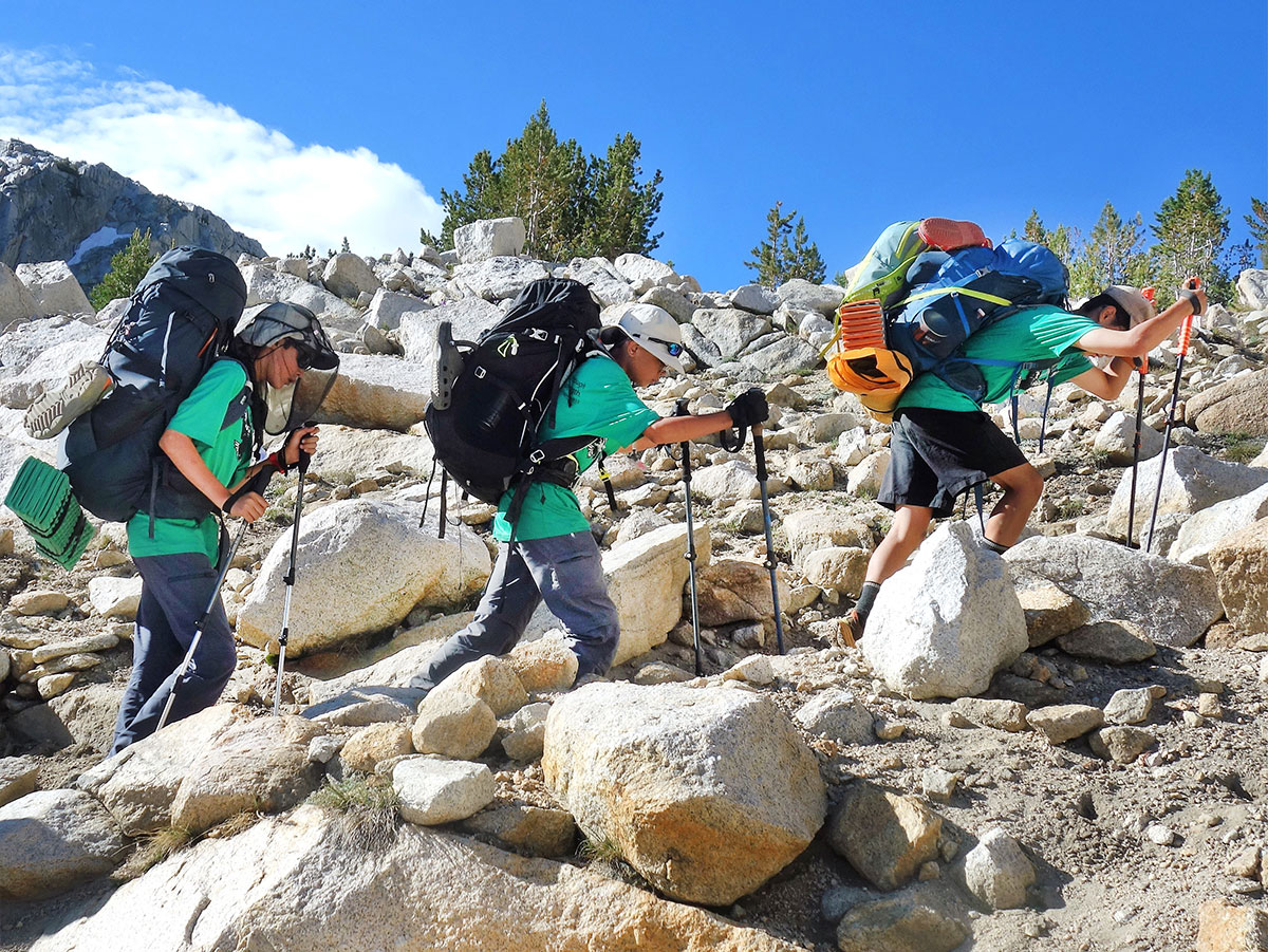 Tropa 413 enfrenta os elementos para explorar as montanhas da Califórnia