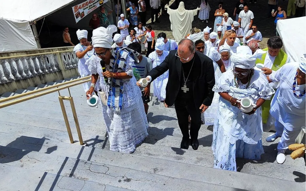 Ato inter-religioso e lavagem de escadaria reúne diferentes religiões em igreja de Franco da Rocha