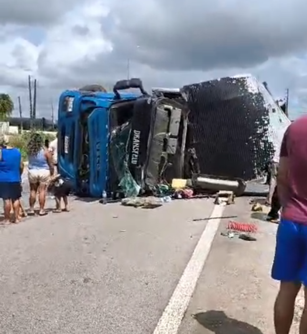 Caminhão de carga tomba no entroncamento das BR-101 e BR-230 em Santa Rita