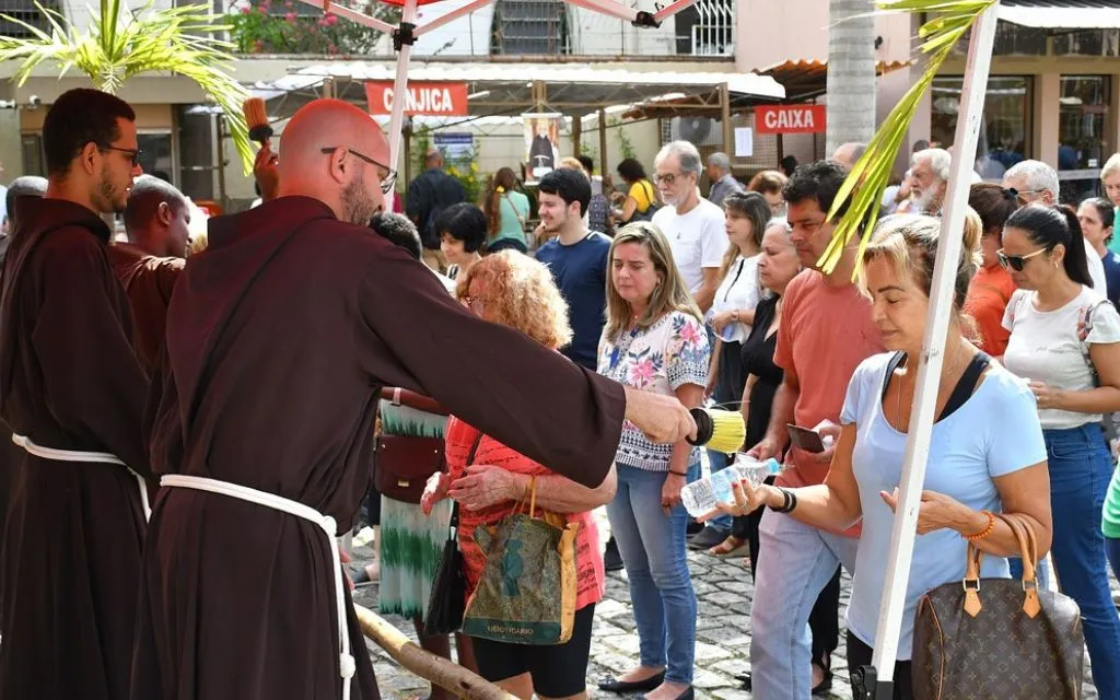 Cariocas começam o ano com bênção dos capuchinhos hoje