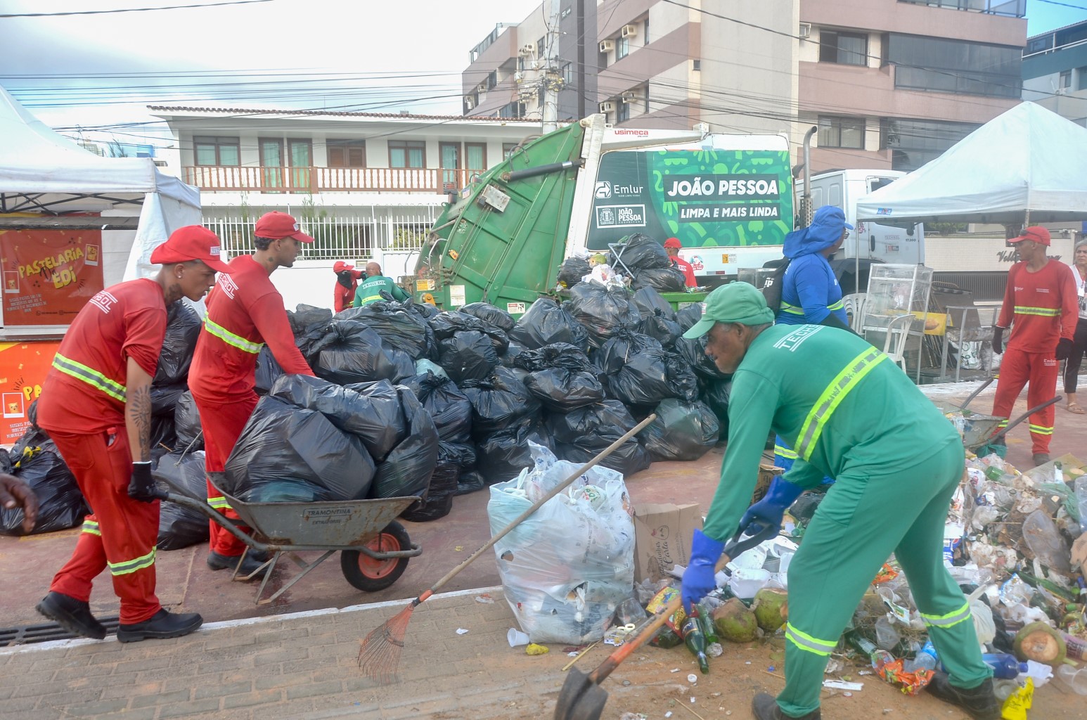 Emlur coleta mais de 100 toneladas de resíduos após festejos de Réveillon