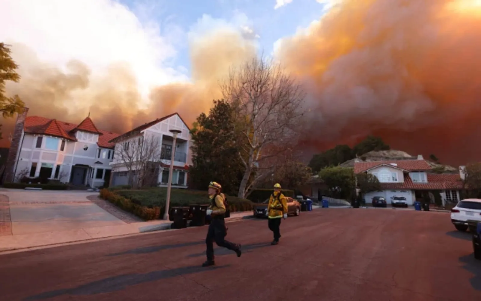 Incêndios florestais destroem igreja e forçam escolas a fechar nos EUA