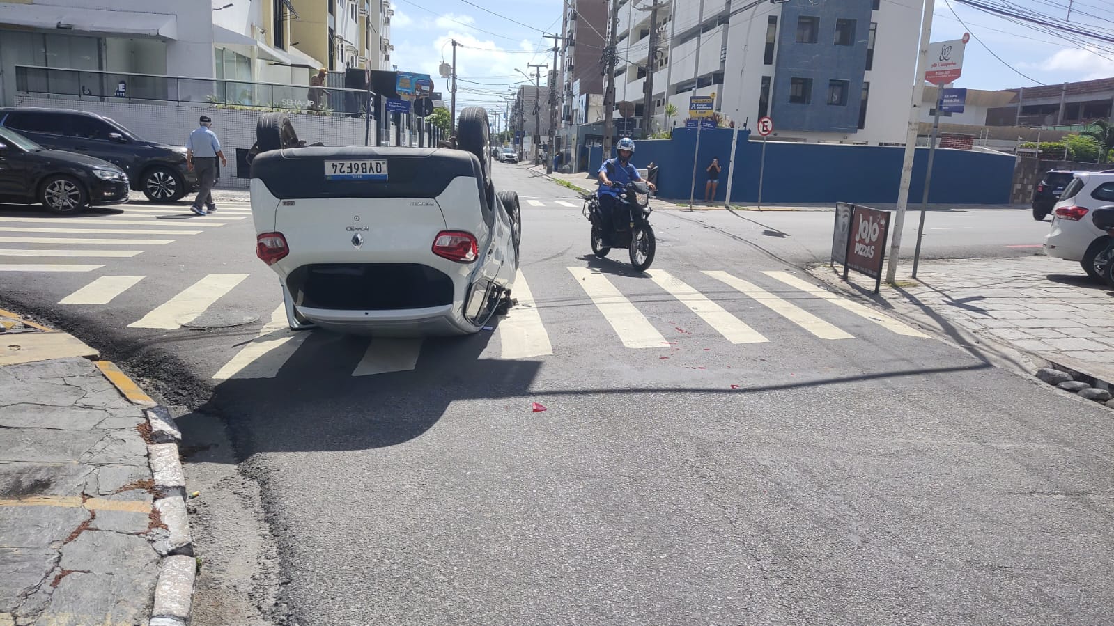 Acidente em cruzamento da Edson Ramalho deixa veículo capotado