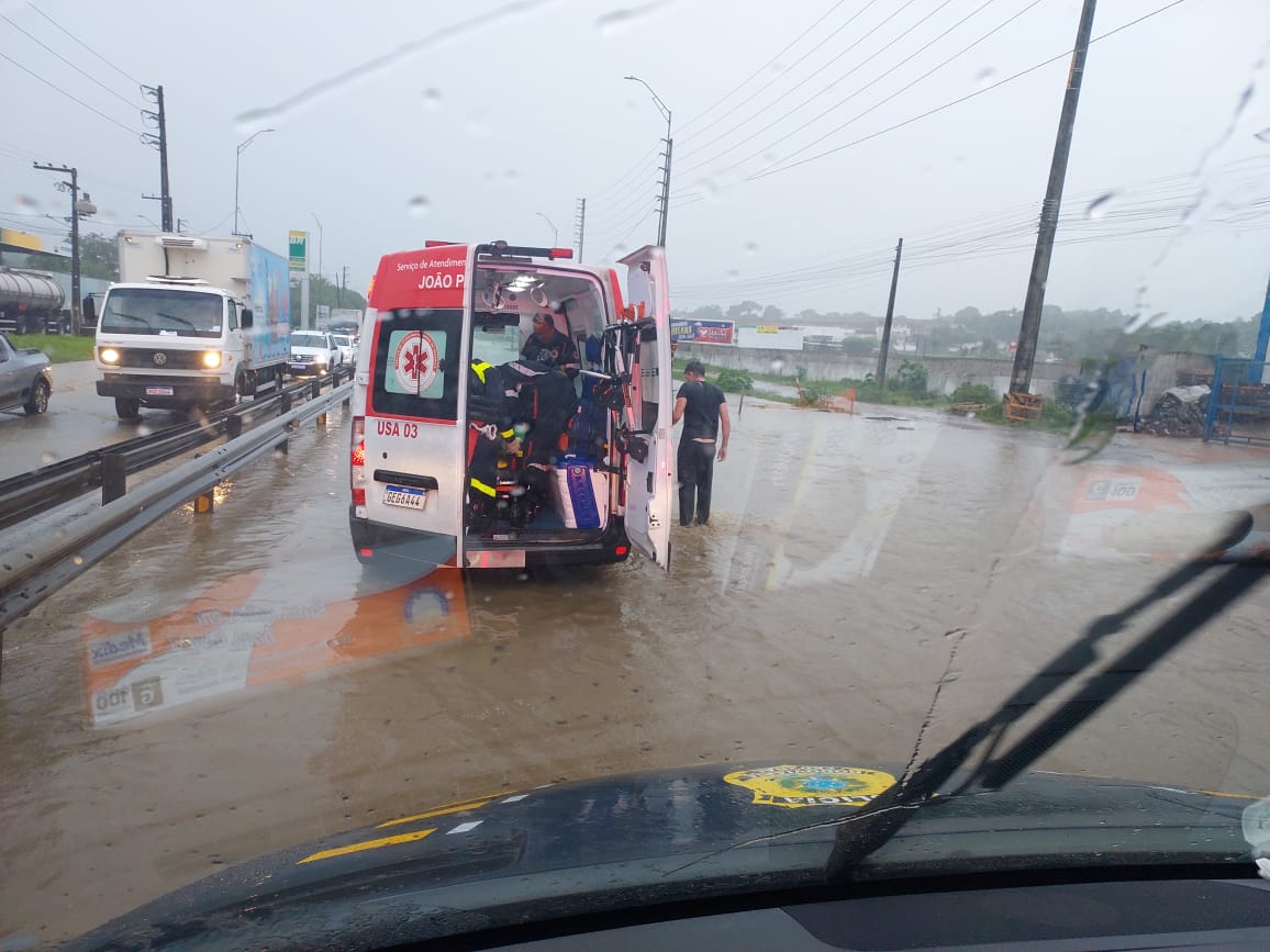 Acidente entre moto e caminhão na BR-101 deixa mulher ferida