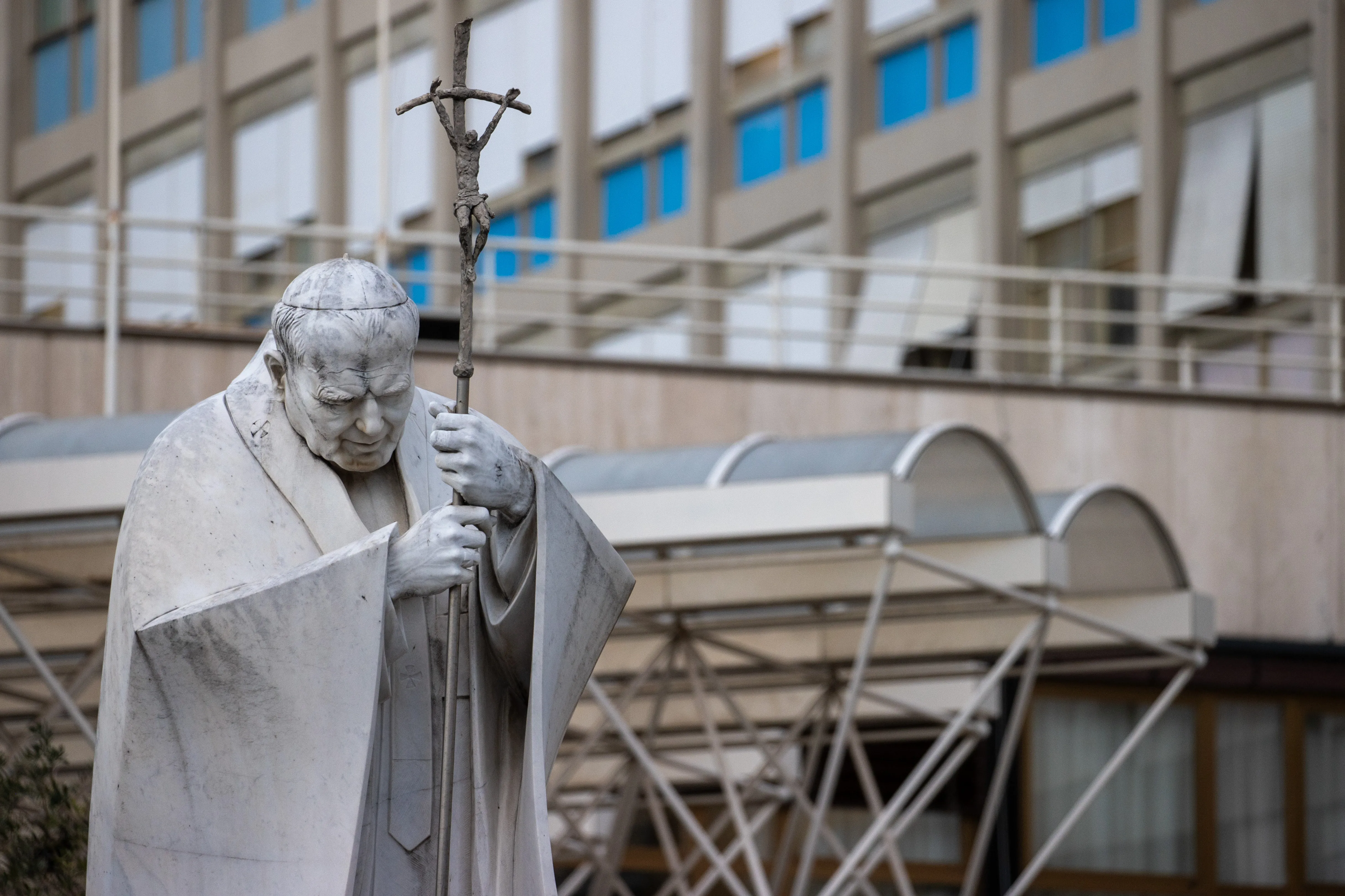 Depois de noite tranquila no hospital, papa Francisco lamenta não ter participado de celebrações do domingo