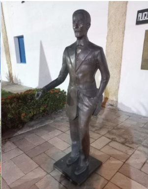 Estátua de Augusto dos Anjos é alvo de vandalismo no Centro Histórico de João Pessoa