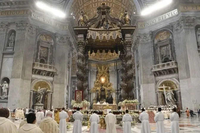 Homem profana o altar-mor da basílica de São Pedro no Vaticano