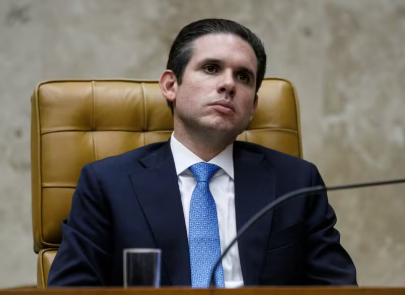 Hugo Motta admite revisar lei da ficha limpa; proposta pode viabilizar retorno de Bolsonaro