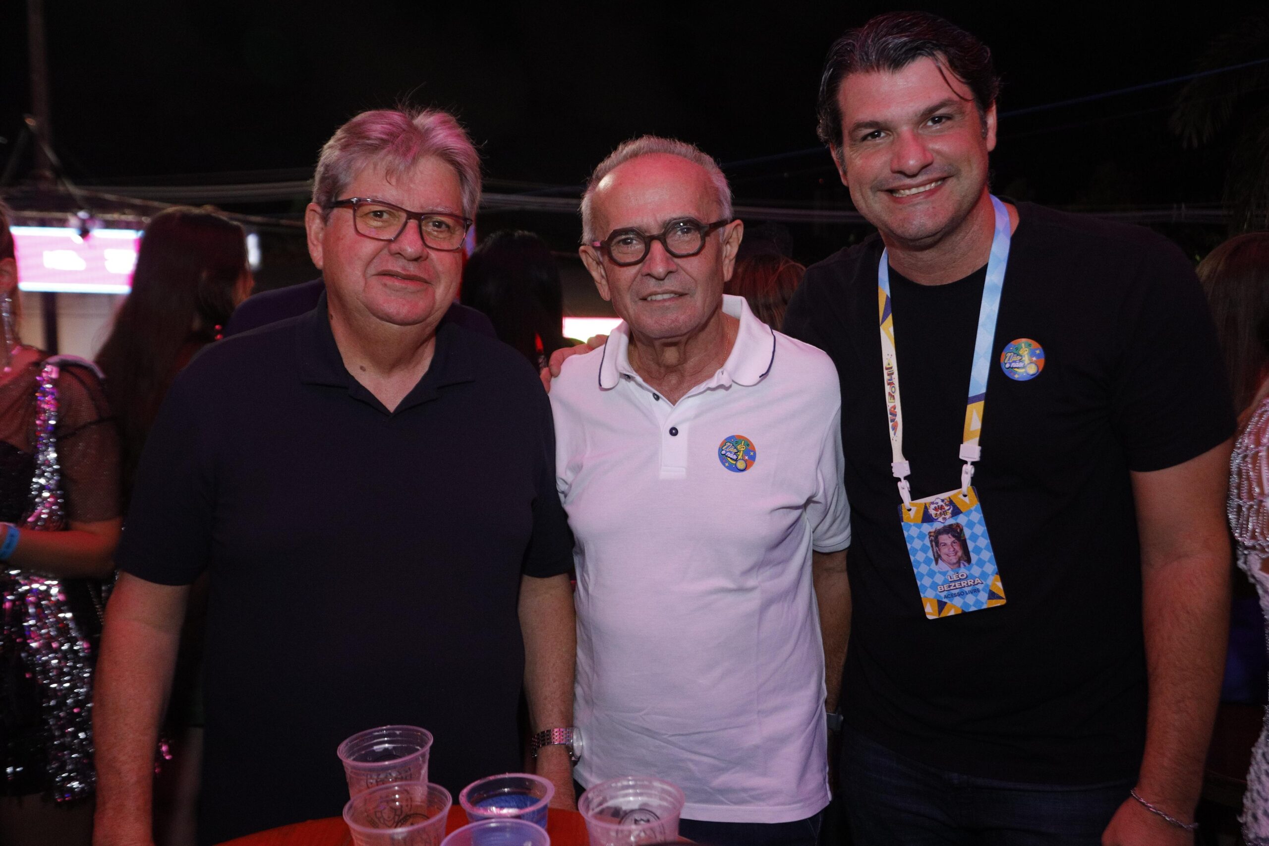 João Azevêdo, Cícero Lucena e Léo Bezerra festejam sucesso da primeira noite de folia em João Pessoa