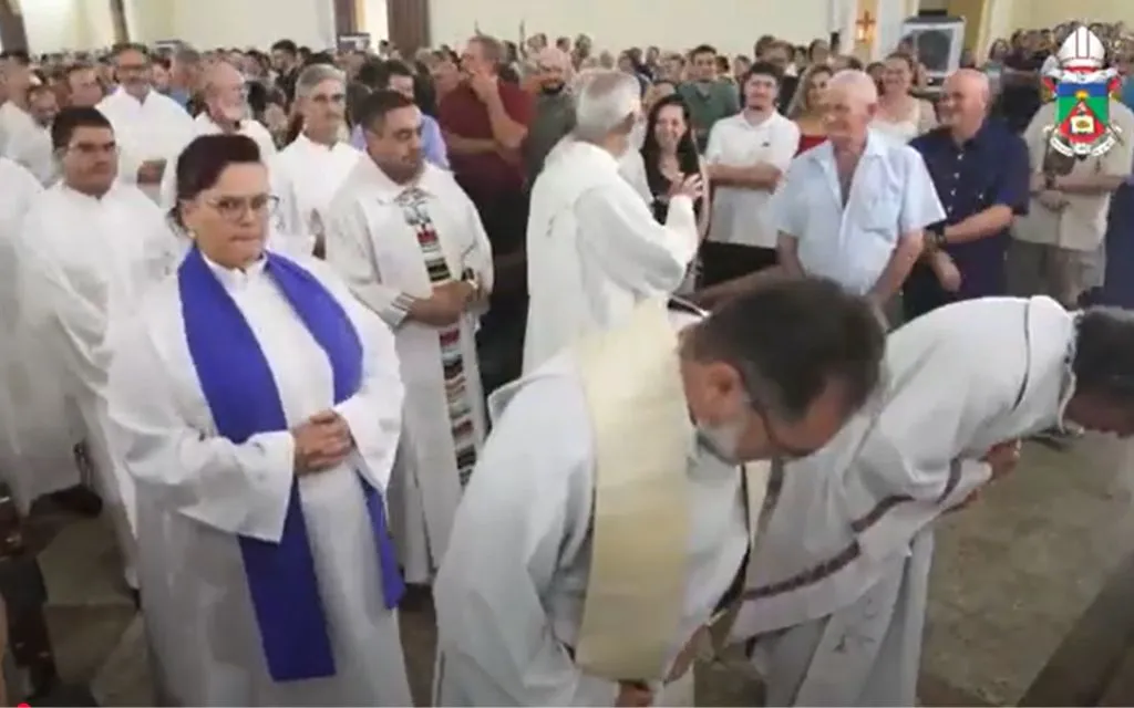 Ministra anglicana concelebra missa de instalação da arquidiocese de Chapecó e comunga