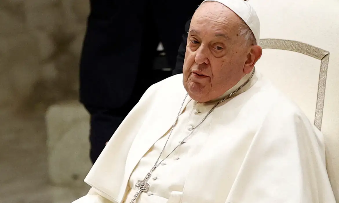 Papa teve noite tranquila após diagnóstico de pneumonia, diz Vaticano