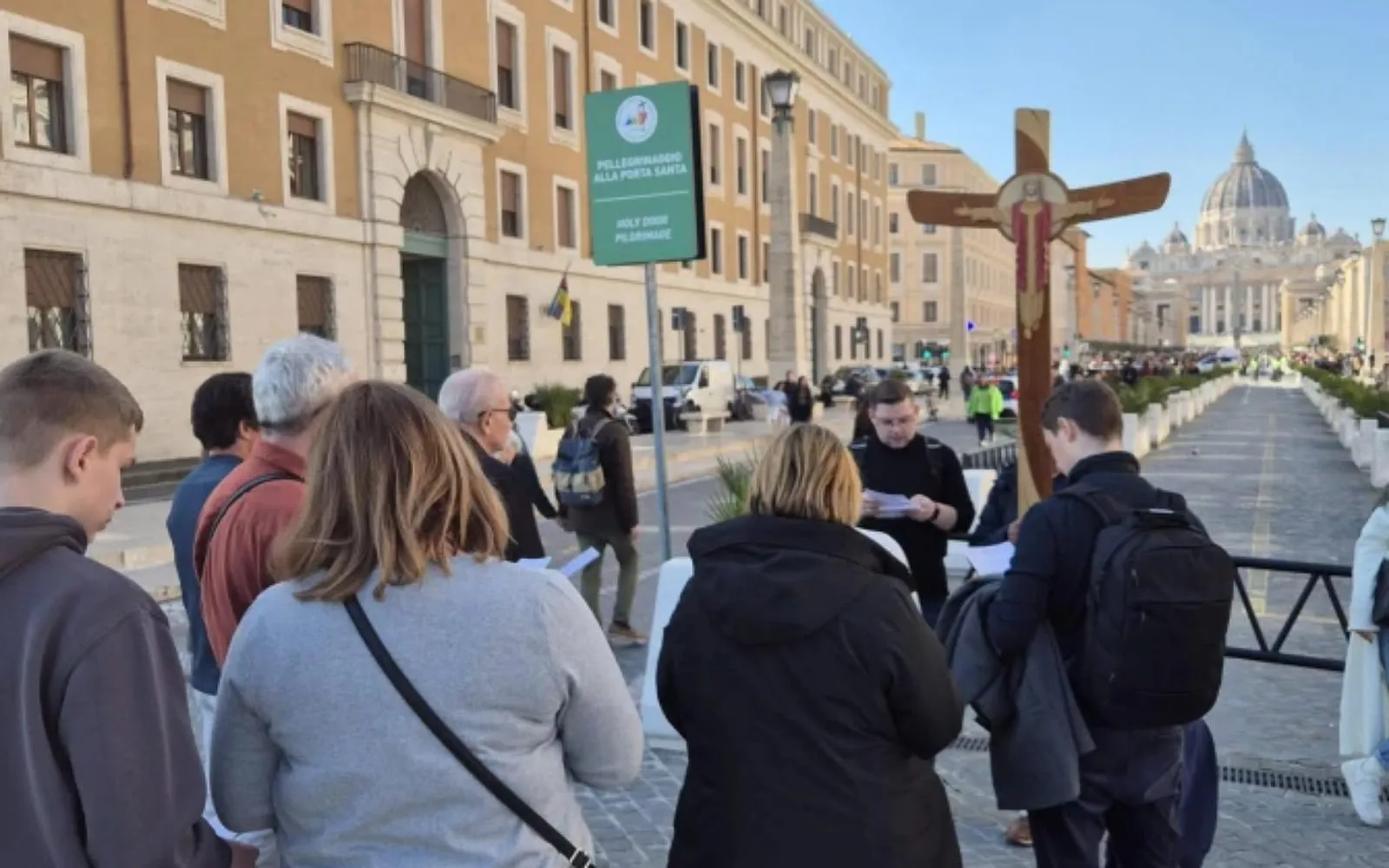 Peregrinos do Jubileu e católicos de Roma rezam pelo papa