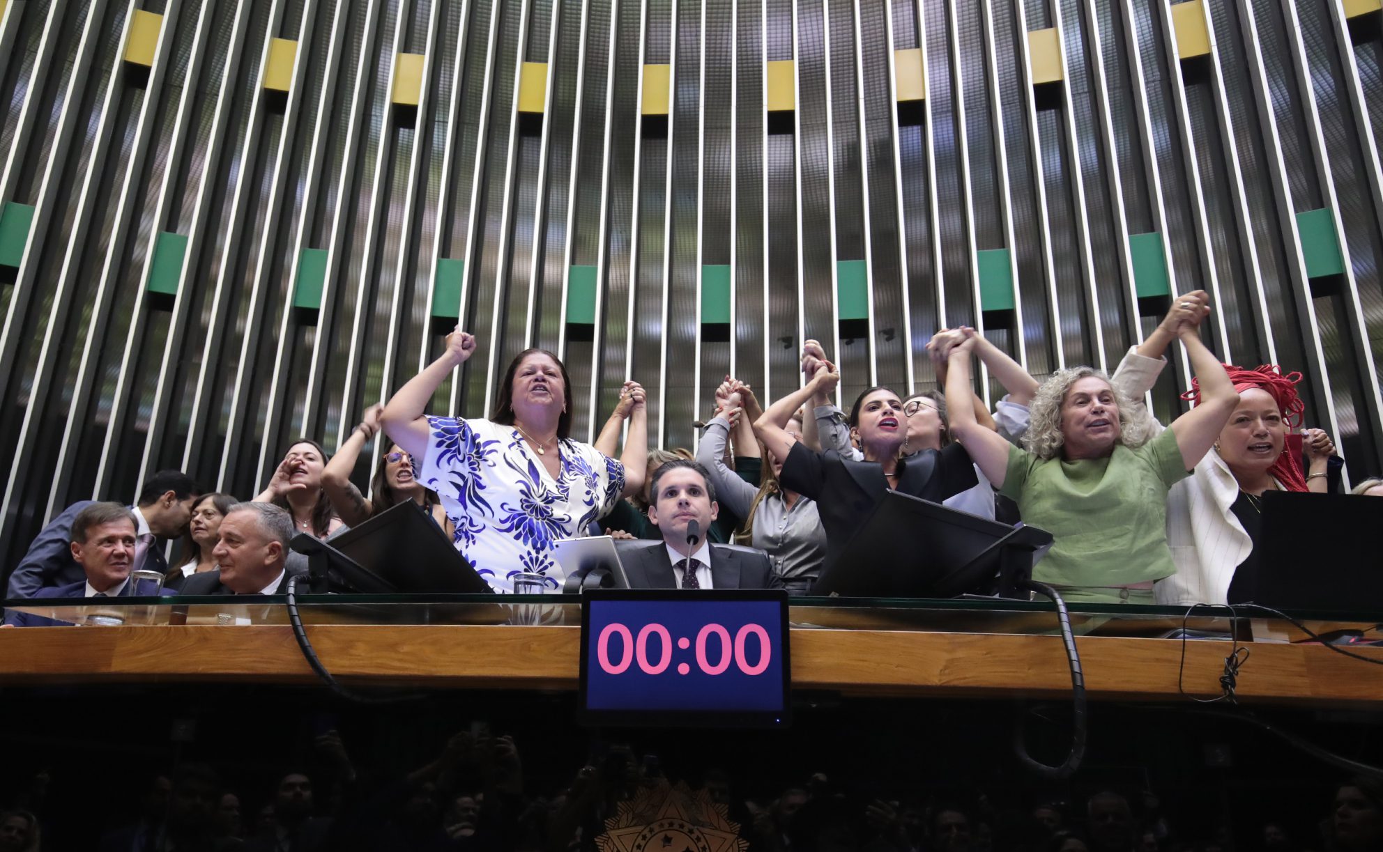 Presidente da Câmara alerta que sua gestão não admitirá agressões e proíbe cartazes e adereços com manifestações