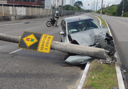 Um poste no meio do caminhão: Paraíba registra 50 colisões de veículos em estruturas só em janeiro