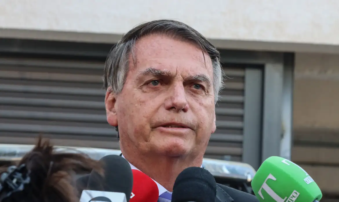 Defesa de Bolsonaro pede anulação da delação de Cid e afastamento de Moraes