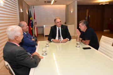 Desembargadores apresentam memorial histórico do TJPB a prefeito de Florianópolis