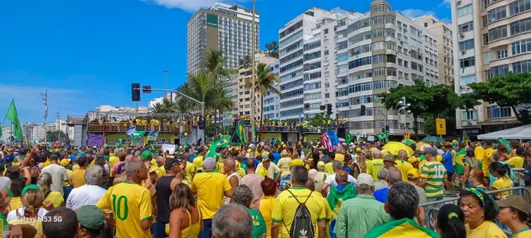 Em ato no Rio de Janeiro, Bolsonaro afirma que não fugirá do país