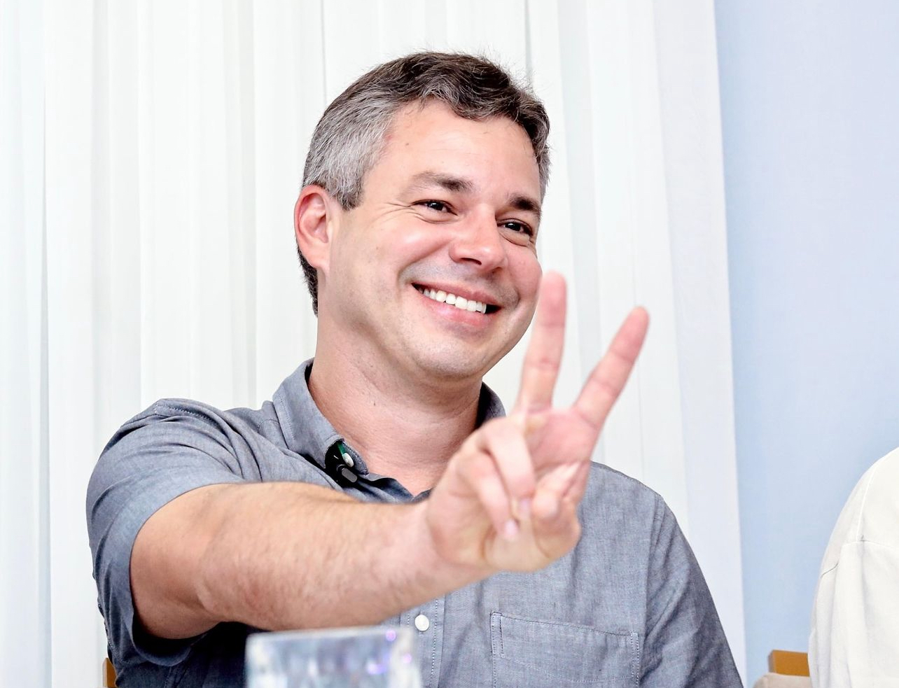 Cabedelo em festa ou em crise? Prefeito André Coutinho sob fogo cruzado por denuncia de gastos excessivos e escândalos