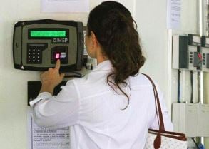 Após rejeição na CCJ, ponto eletrônico para médicos volta ao debate na CMJP com promessa de votação em plenário