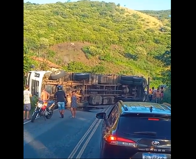 Caminhão tomba e interdita totalmente a PB-073 entre Guarabira e Pirpirituba
