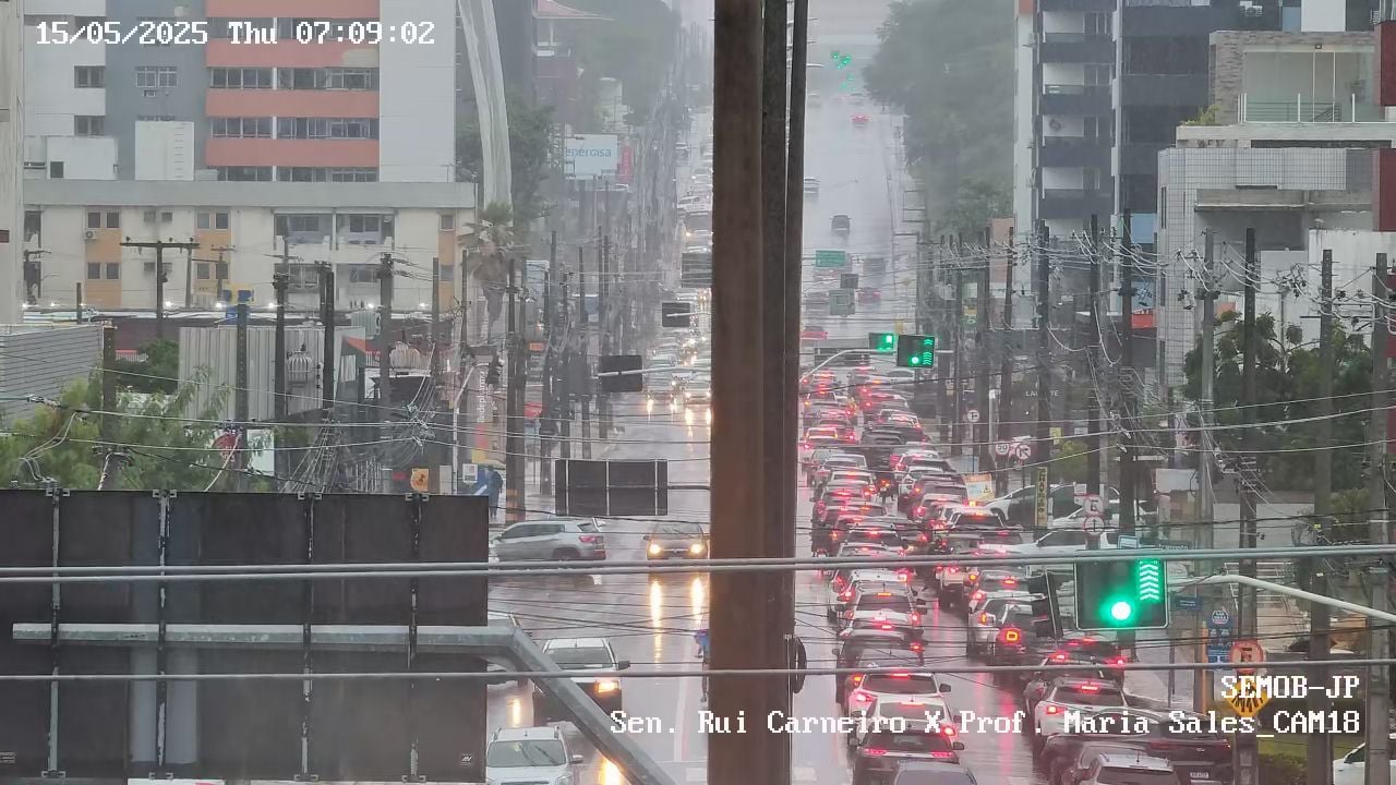 Chuvas intensas alagam ruas, bloqueiam túnel e complicam rotina dos moradores de João Pessoa nesta quinta-feira