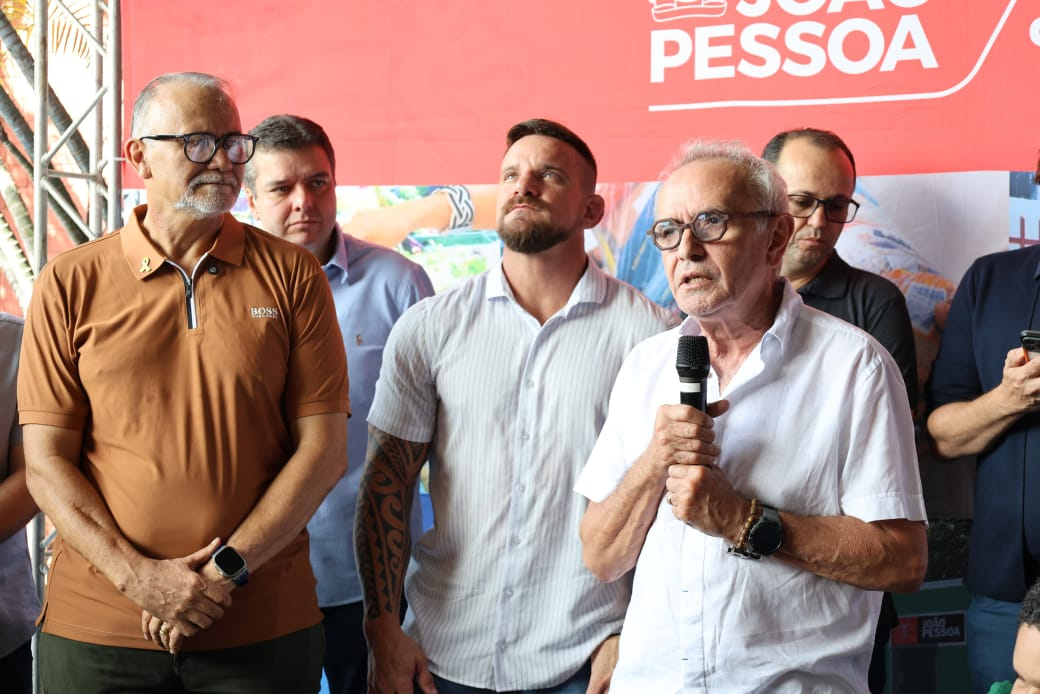 Cícero entrega 13 novos ônibus e reforça frota da Semob-JP com viaturas e equipamentos de segurança