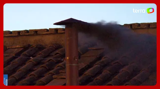  Fumaça preta: Papa não é eleito na manhã do segundo dia de conclave