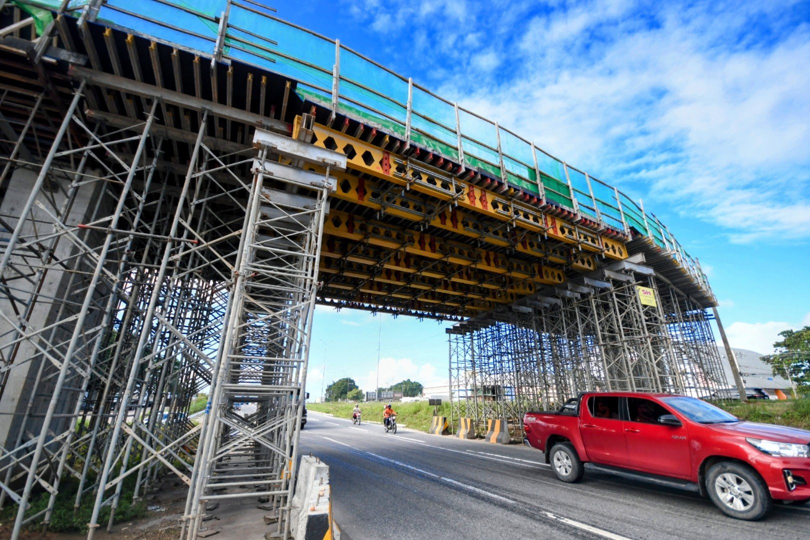 João Azevêdo acompanha içamento das vigas do viaduto do Bairro das Indústrias, em João Pessoa