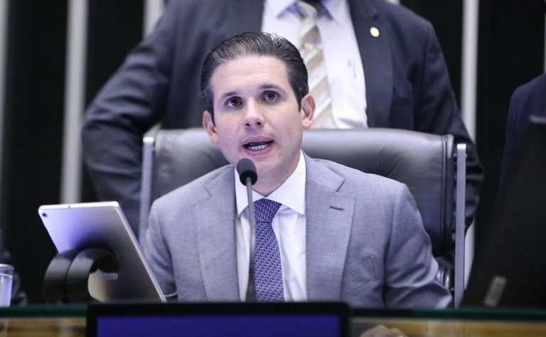 Hugo Motta alfineta governo ao criticar aumento do IOF:  “O Brasil não precisa de mais imposto”