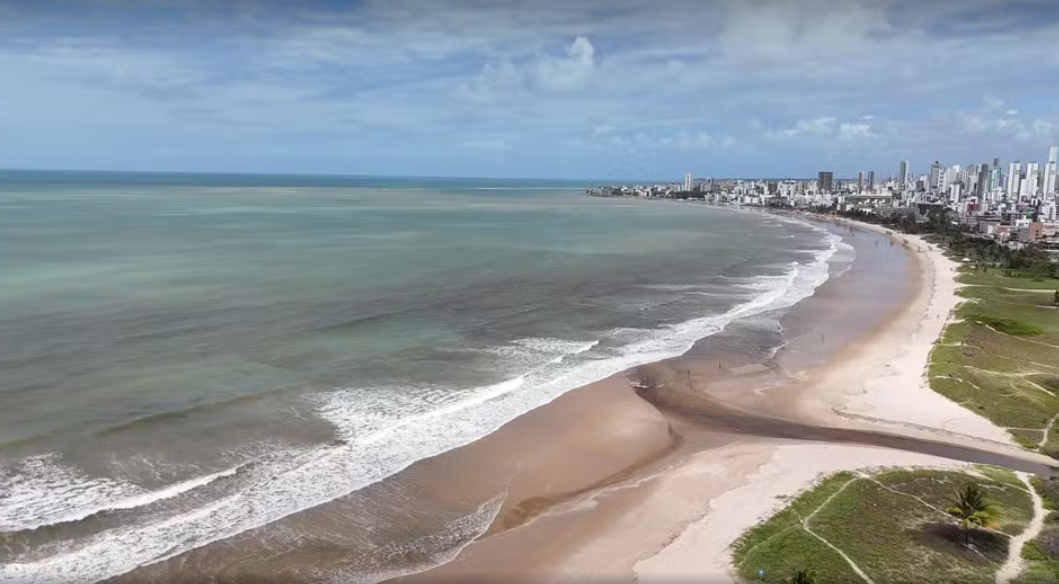 Nova mancha escura surge no mar entre Bessa e Intermares após fortes chuvas