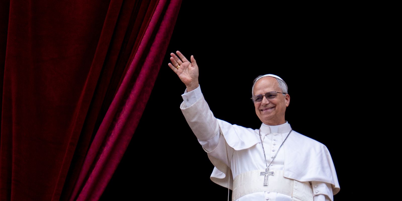Papa Leão e rei Charles III participam de encontro no Vaticano