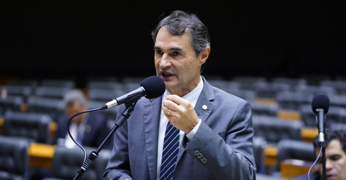Romero avalia fusão entre Podemos e PSDB e diz que quem quer ser governador tem que andar pela PB: ”Eu ando bastante”