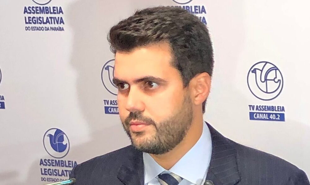 Secretário de Educação do Estado responde a críticas de Pedro Cunha Lima: “Compare sete anos de Cássio com um de João”