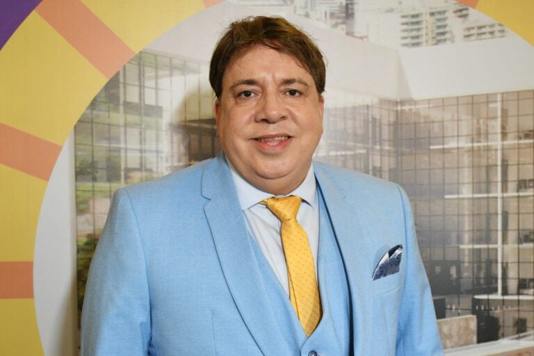 Vereador de João Pessoa presenteia Cícero Lucena com sela de cavalo e o lança para 2026: “´É o melhor nome”