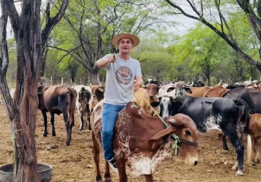 Após repercussão de vídeo em cima do boi, Romero confirma disposição para disputar Governo do Estado em 2026