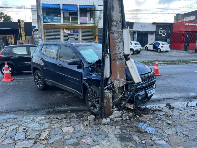 Carro bate em poste, deixa moradores sem energia e motorista foge do local
