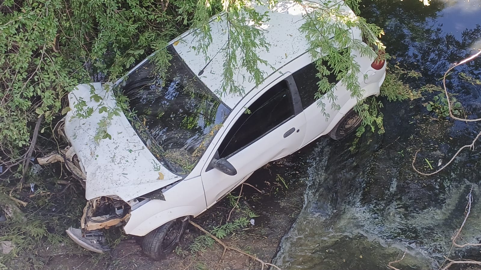 Carro cai de ponte na BR-230, entre Cajazeiras e Sousa sem vítimas graves