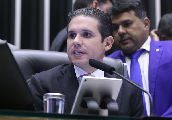 Em Patos, Hugo Motta admite possibilidade de apoio a Lucas Ribeiro em 2026 se Republicanos tiver duas vagas na chapa