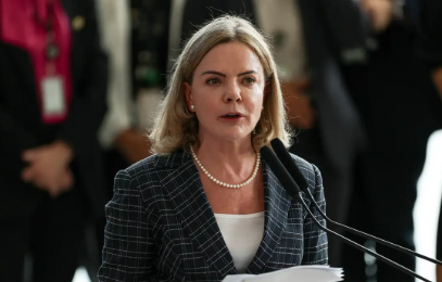 Gleisi conversa com Cícero Lucena e acompanha tratativas para repatriar grupo de prefeitos em Israel