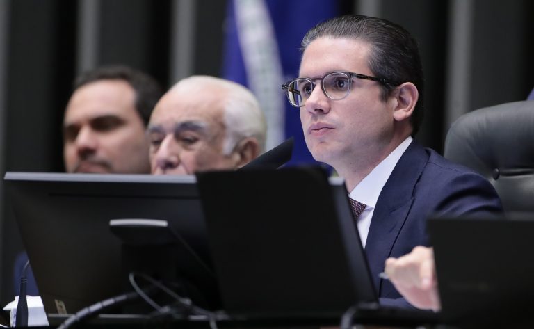 Hugo rebate críticas e defende posicionamentos na Câmara: “Presidente de qualquer poder não pode servir a um partido”