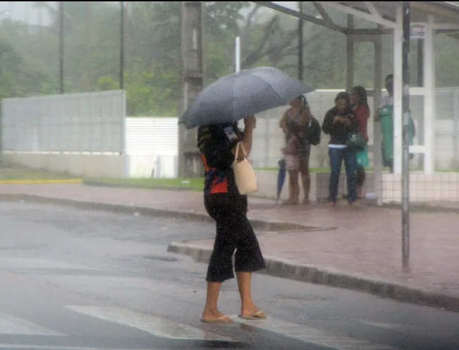 Inmet renova alerta amarelo e Defesa Civil intensifica monitoramento das áreas de risco