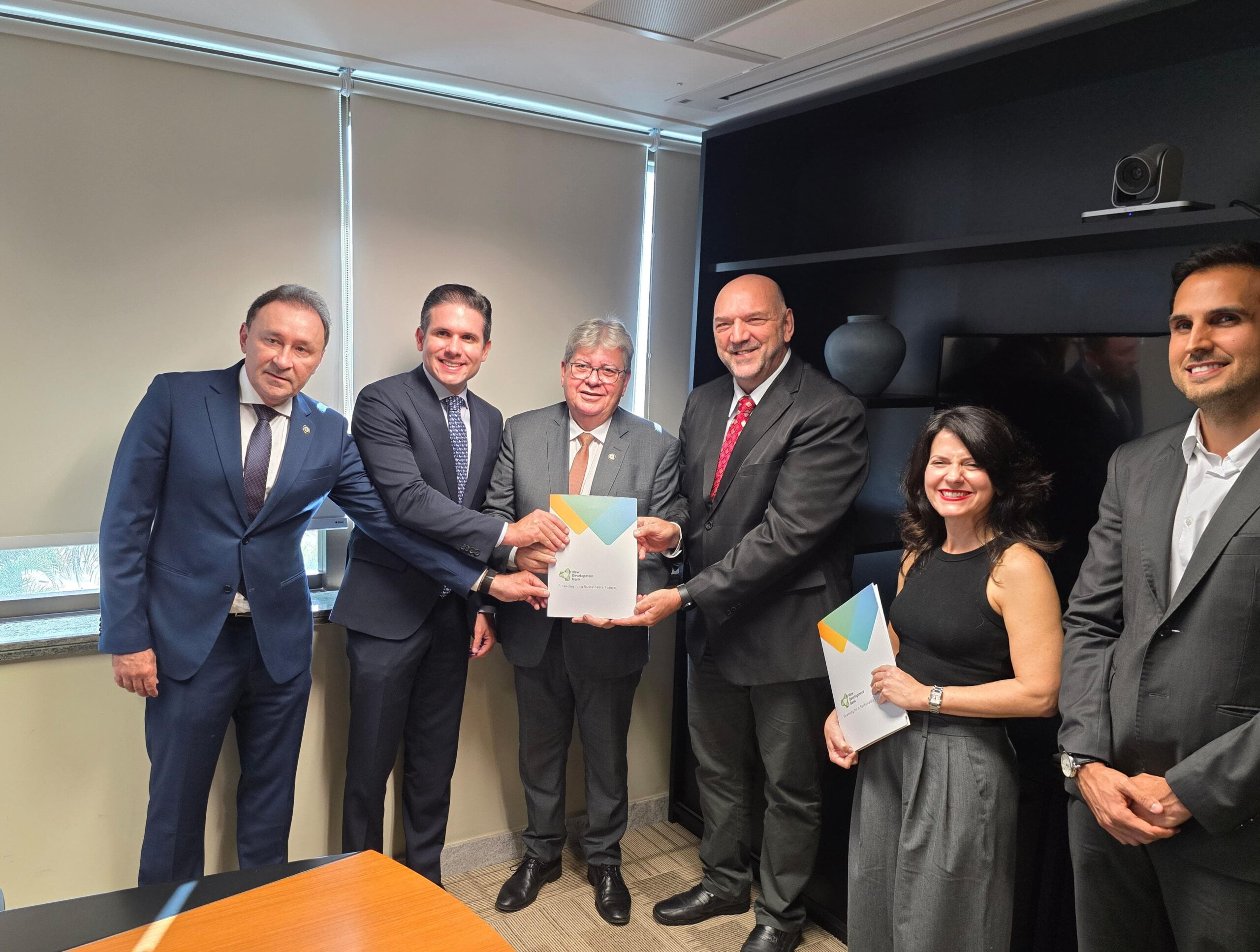 João Azevêdo assina operação de crédito e assegura recursos de R$ 430 milhões para obras de segurança hídrica