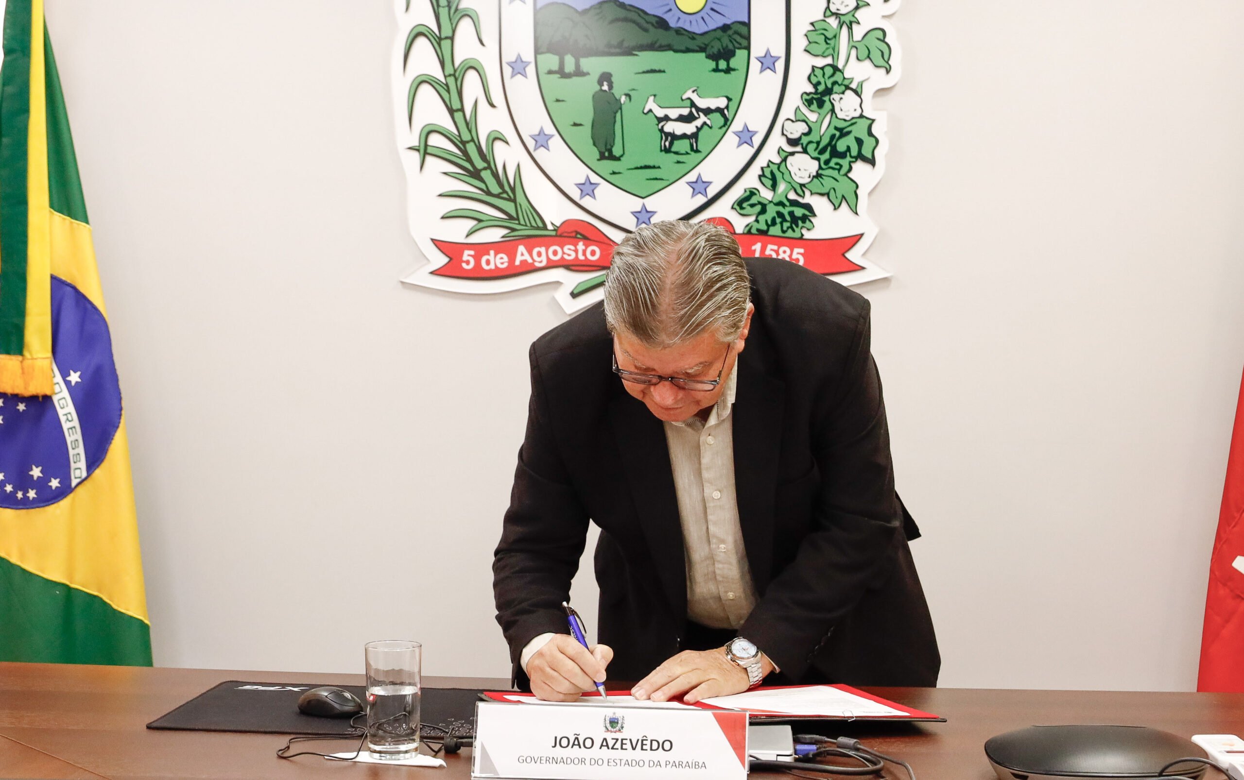 João Azevêdo assina ordem de serviço para construção de usinas fotovoltaicas que atenderão repartições estaduais