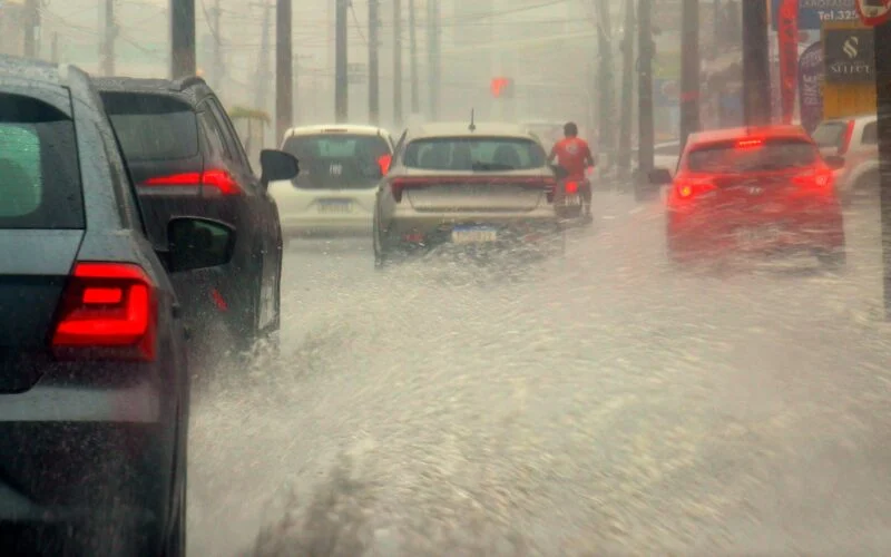 Sertão, Cariri e Curimataú estão sob risco de chuvas e ventos intensos neste sábado