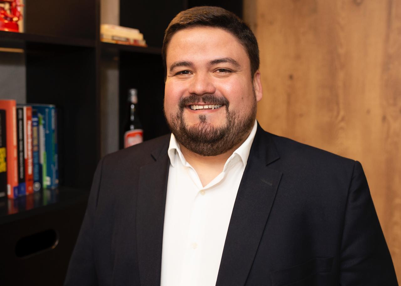 Juarez Guedes palestra sobre criatividade e sentimento público no principal evento de comunicação política de Portugal